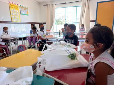 Centro Educacional Infantil Girassol volta às aulas presenciais e alunos da Rede Municipal de Ensino recebem kit de material escolar