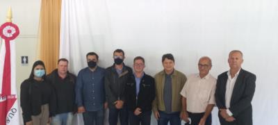 Prefeitos recebem o diretor geral do DER-MG, Robson Santana, e mostram a importância do asfaltamento para a região